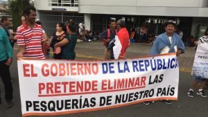 Carlos Alvarado no atiende a los pescadores que se manifiestan frente a Casa Presidencial