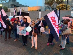 Sindicatos queman ejemplares del periódico La Nación