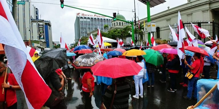 Lluvia no detiene a educadores que se manifiestan contra proyectos de ley de empleo público