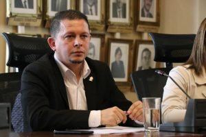 Harllan Hoepelman denuncia violencia policial en su contra en intervención a su casa