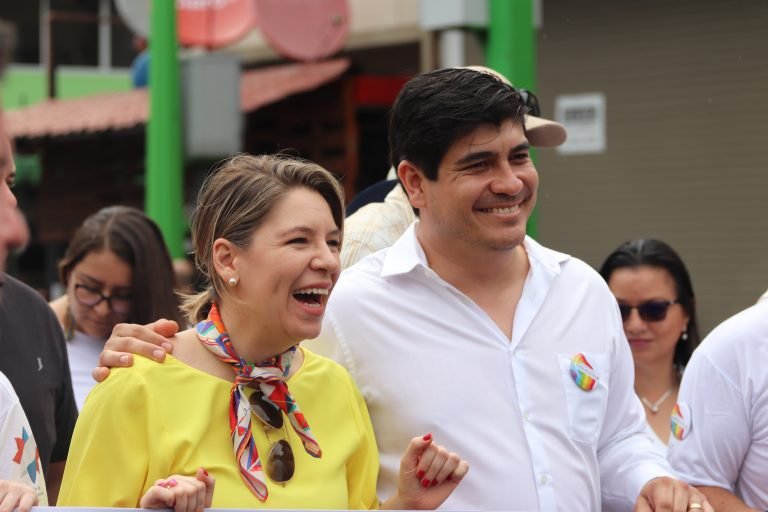 Dolanescu: El irresponsable Carlos Alvarado se va de fiesta multicolor mientras el país se va al carajo