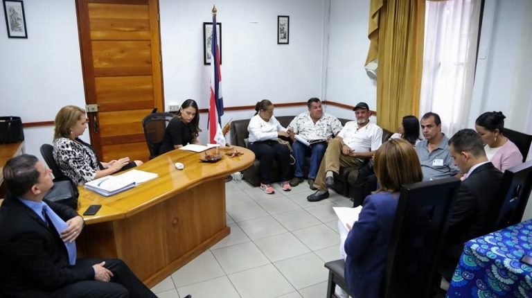 Nueva República recibe a pescadores que se manifestaban en Casa Presidencial