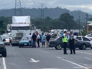 Traileros se manifiestan en Limón contra el IVA