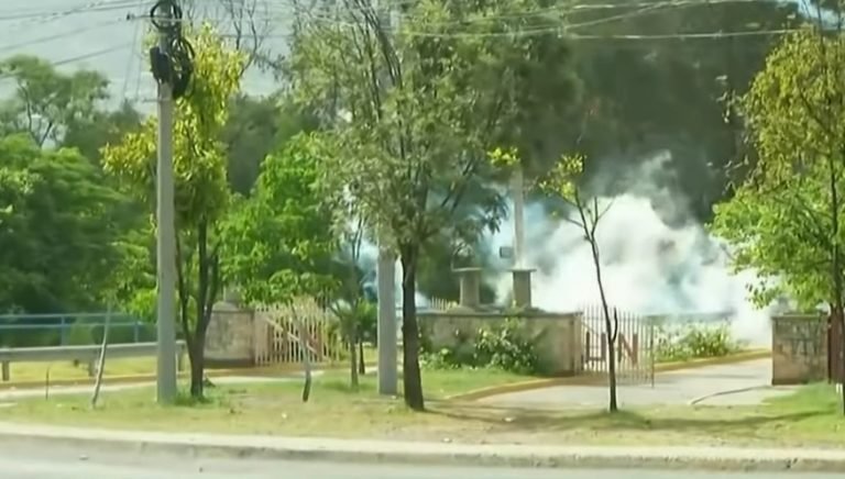 Estudiantes y policías se enfrentan en los alrededores de la UNAH en Tegucigalpa