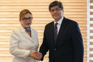 Gobierno califica de ‘error material’ presentar a embajadora como máster sin tener título