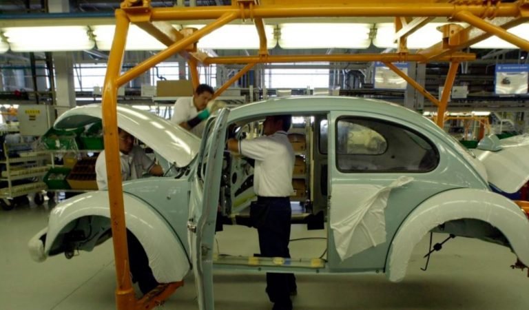 Volkswagen deja de fabricar emblemático Escarabajo, pero prevalece en México