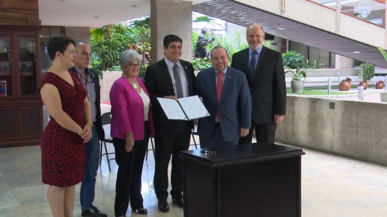 Alvarado firma ley de moratoria a sanciones por IVA