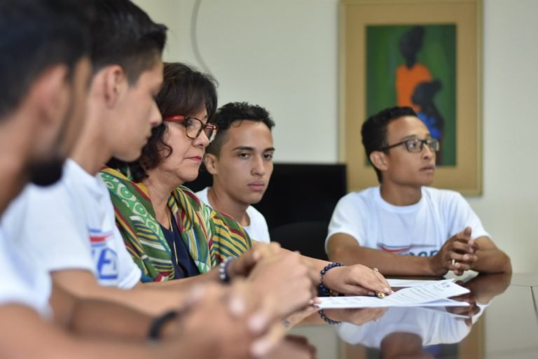 Estudiantes de secundaria se comprometen con ministra a no cerrar centros educativos