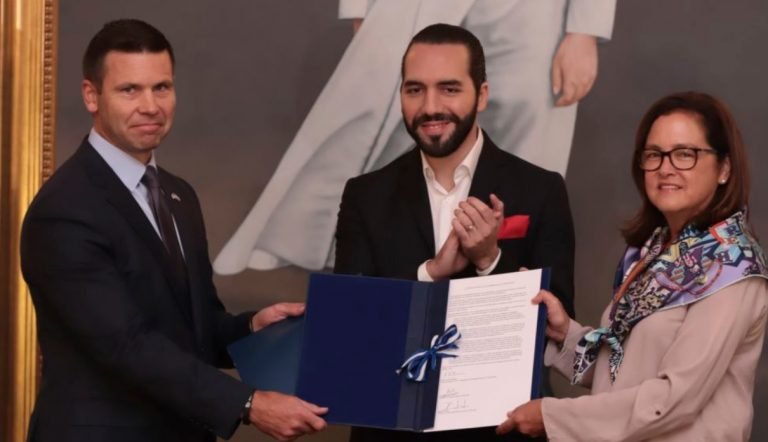 EE.UU. y El Salvador firman acuerdo para abordar la migración irregular