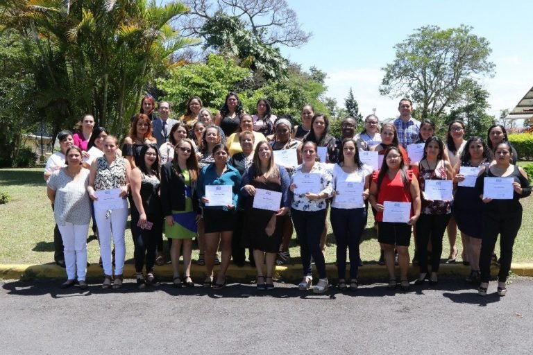 Mujeres rurales emprendedoras fortalecieron sus capacidades tras curso del MTSS y el IICA