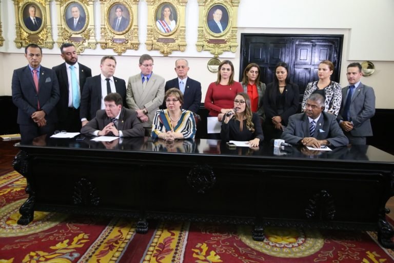 Diputados provida piden a Carlos Alvarado no firmar norma técnica