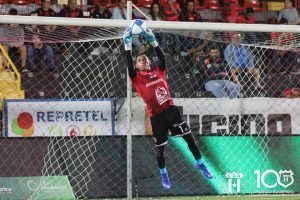 Adonis Pineda extiende su contrato con Alajuelense