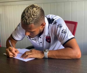 Alex López renueva su contrato con Alajuelense