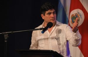 Con gritos de “¡Maldito Dictador, aquí está Limón!” recibieron ayer a Carlos Alvarado