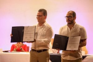 Gobierno firma convenio para que Pymes de Limón hagan envíos gratis por dos meses