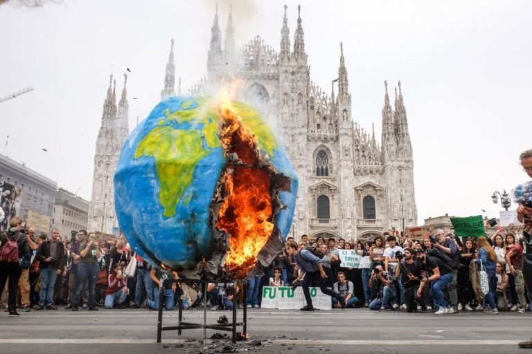 Jóvenes italianos se manifestaron contra el cambio climático