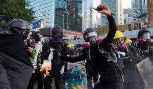 Hong Kong busca la calma tras violentas protestas que dejó heridos y detenidos