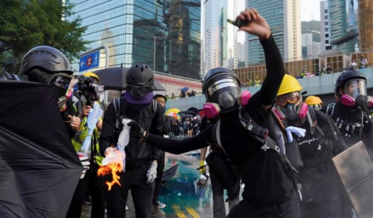 Hong Kong busca la calma tras violentas protestas que dejó heridos y detenidos