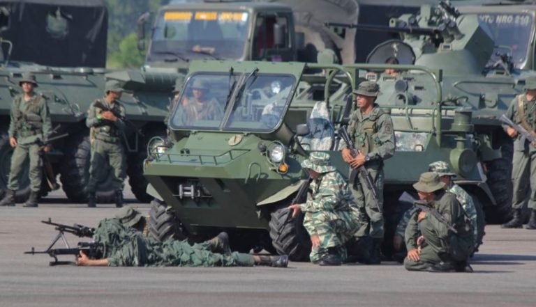 Maduro despliega 150.000 efectivos en zonas fronterizas con Colombia