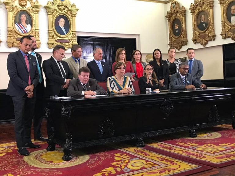 Diputados provida dejarían de apoyar proyectos si Carlos Alvarado firma norma técnica