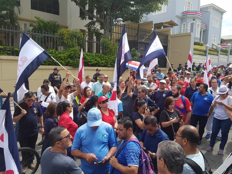 Sindicatos se concentran frente Asamblea Legislativa en contra de la ley de huelgas