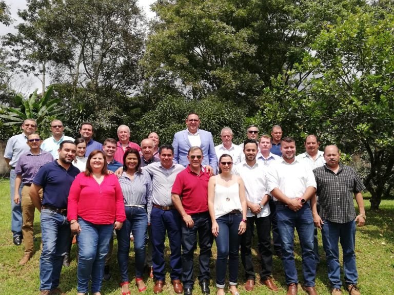 Candidatos a alcaldías del PUSC en Alajuela firman compromiso para combatir contaminación por plástico