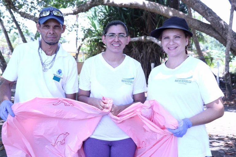 Nueva República colabora con recolección de basura en playas de Parrita