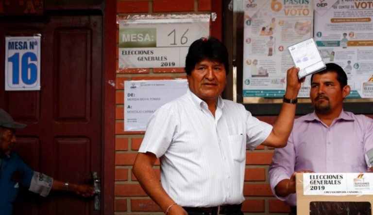 Evo Morales optimista de que triunfará en reñidos comicios