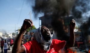 Arden barricadas en cuarta semana de protestas en Haití