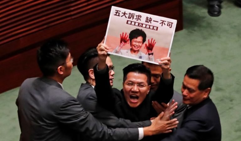 Caos en la legislatura de Hong Kong tras ataque a líder de las protestas