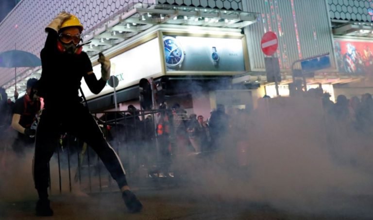 Policía de Hong Kong confronta a manifestantes