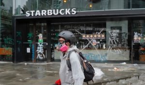 Más protestas en Hong Kong, dos procesados por llevar máscaras
