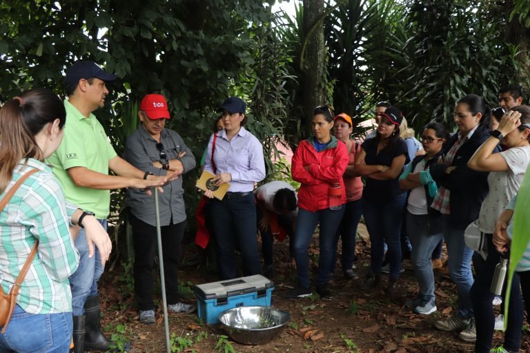 Gobierno y sector privado se capacitan en evaluación del riesgo ambiental por uso de plaguicidas