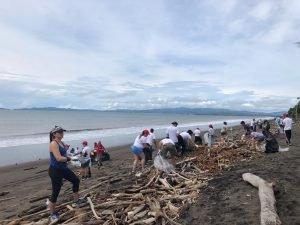 Voluntarios recogen 550 kilogramos de residuos y microplásticos en jornada de limpieza en Puntarenas