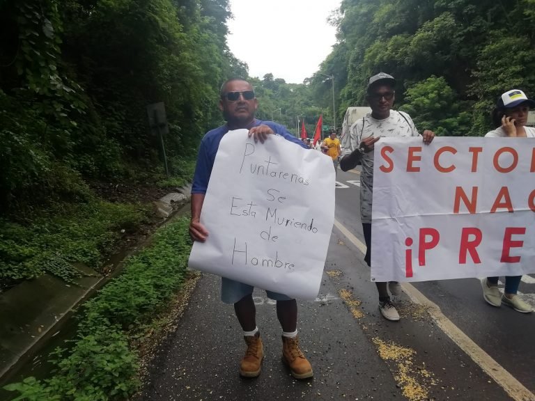 Puntarenenses caminan hacia San José en protesta contra el gobierno 