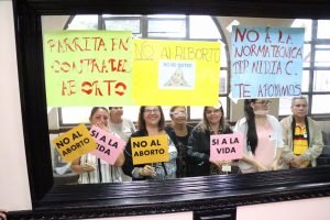 Parriteños acompañan a Nidia Céspedes mientras se manifiesta contra norma técnica