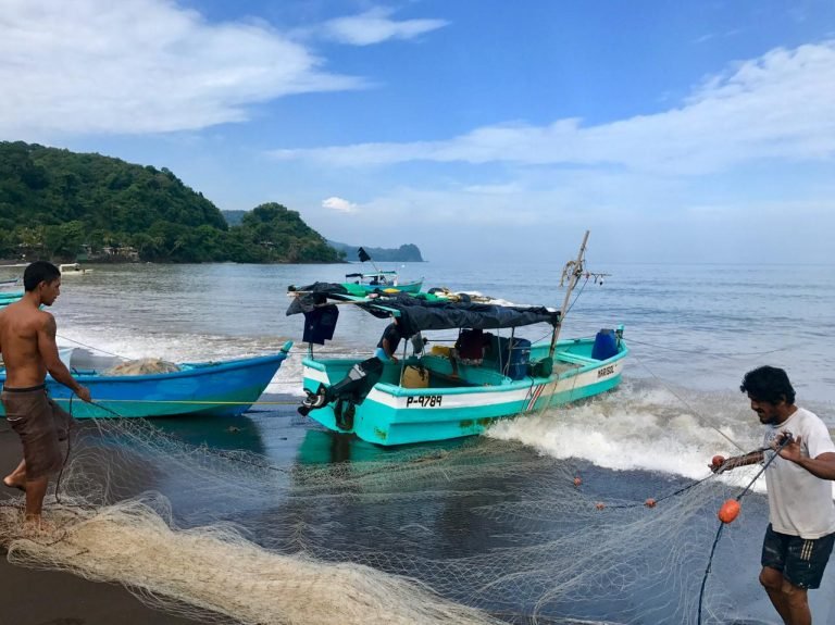 Pescadores abandonan mesa de diálogo con el gobierno