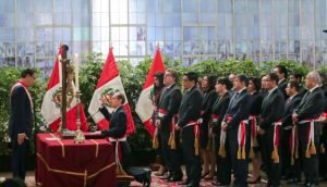 Presidente de Perú juramenta gabinete tras disolver Congreso