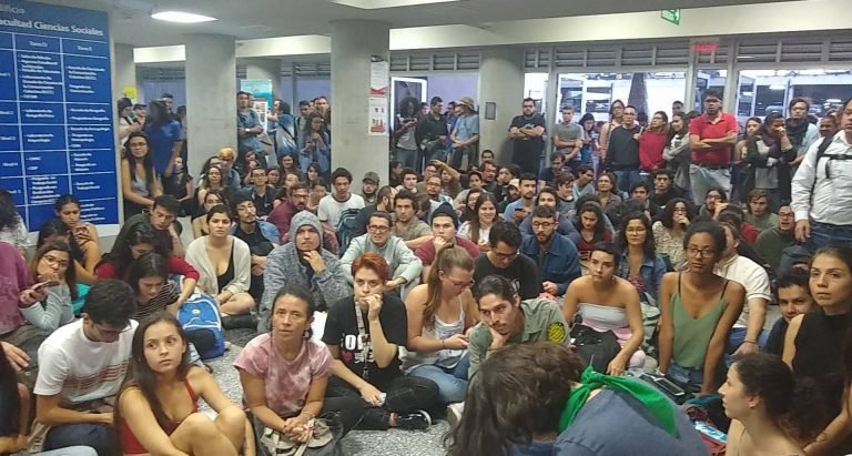 Estudiantes tomaron la Facultad de Ciencias Sociales en defensa del FEES