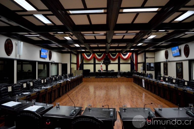 Congreso aprueba ley para combatir contaminación por plástico