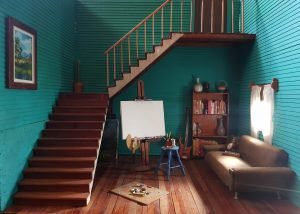 Escultor Randolph Gómez Víquez mezcla su talento en una exposición de espacios ilusorios