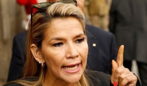 Presidenta interina de Bolivia anuncia diálogo con partido de Evo Morales
