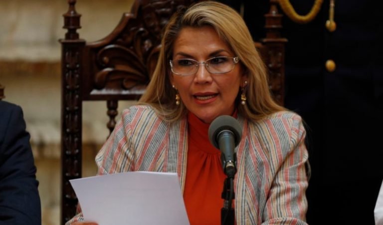 Presidenta de Bolivia anula decreto que eximía de culpa a militares