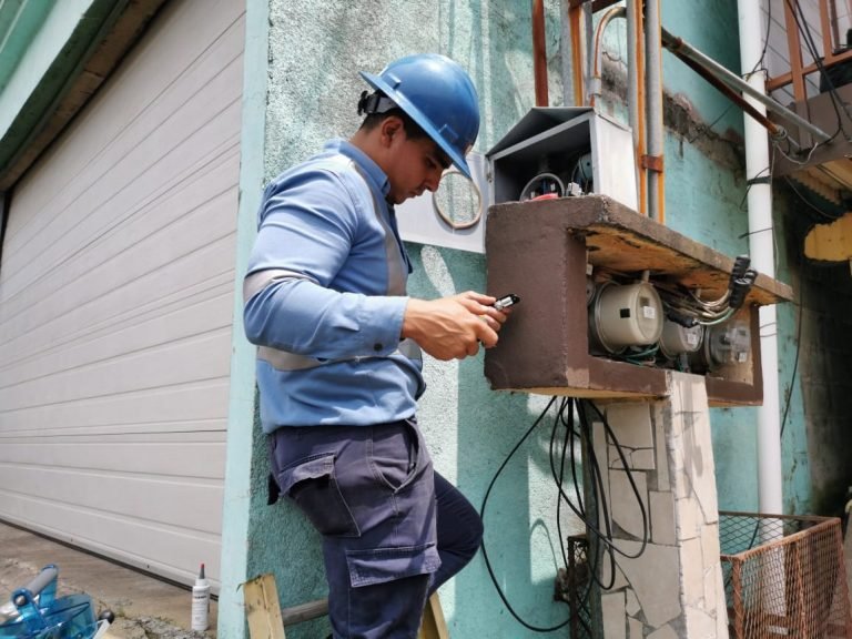 Medidores inteligentes ya se instalan en la zona de Los Santos, Guanacaste y Zarcero