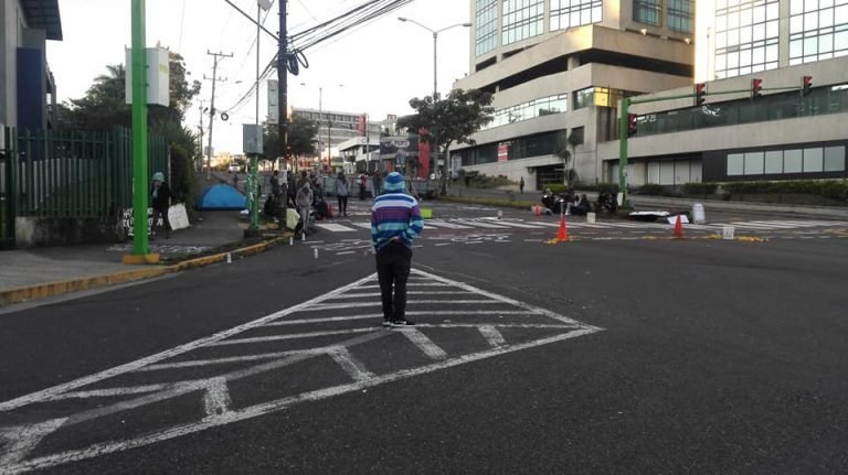 Frente Autónomo de la UCR mantiene un bloqueo frente a Facultad de Derecho en defensa del FEES