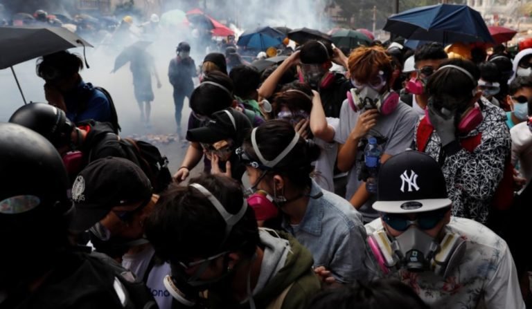 Hong Kong: Policía lanza gas lacrimógeno y balas de gomas a manifestantes