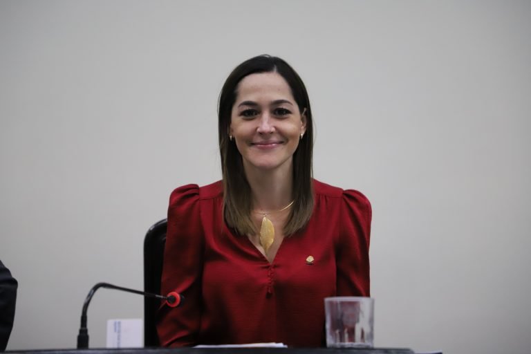 María Inés Solís presenta proyecto para eliminar retenciones tributarias al pagar con tarjetas