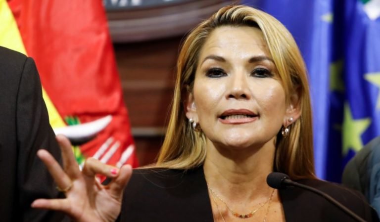 Senadora opositora Jeanine Áñez asume la presidencia de Bolivia