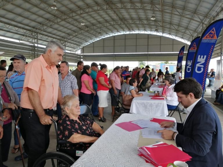 CNE otorga a 91 familias de Nueva Cinchona los títulos de propiedad de sus viviendas