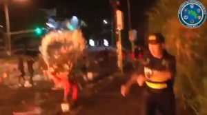 Ministro de Seguridad publica vídeo donde se ve un estudiante que tira gasolina a policía